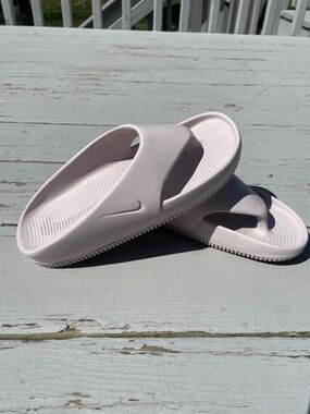 Nike Women's Platinum Violet Calm Water Flip Flop Size 6